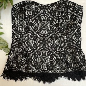 White House Black Market - GOREGOUS strapless top-fully lined -lace detail
